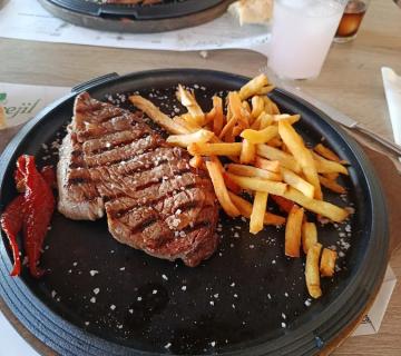 Carne asada con patatas